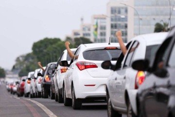 Brasilia- UBER-  Motoristas de aplicativos de todo o Brasil fazem buzina..o em frente ao Congresso em protesto contra o projeto de lei que regulamenta aplicativos de transporte privado, como Uber e Cabify (Marcelo Camargo/Ag..ncia Brasil)
     -  (crédito:  Marcelo Camargo/Ag..ncia Brasil)