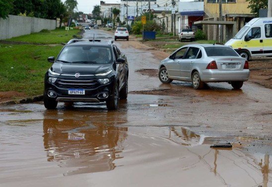  14/03/2022 Crédito: Marcelo Ferreira/CB/D.A Press. Brasil. Brasilia - DF - Estragos da chuva em Vicente Pires. Rua 12 a águas da chuva levou o asfalto.