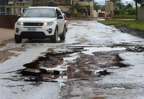  14/03/2022 Cr&eacute;dito: Marcelo Ferreira/CB/D.A Press. Brasil. Brasilia - DF - Estragos da chuva em Vicente Pires. Rua 12 a &aacute;guas da chuva levou o asfalto.