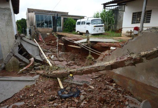  14/03/2022 Crédito: Marcelo Ferreira/CB/D.A Press. Brasil. Brasilia - DF - Estragos da chuva em Vicente Pires. A água invadiu a casa causando prejuizos e derrubou os muros na rua 3 B. 