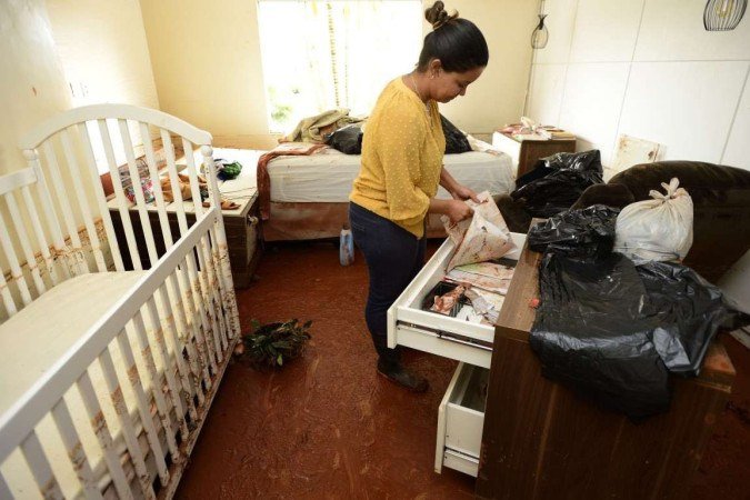 A advogada Cinthia Barbosa, 38, dona de uma das casas mais atingidas da 3B, contabiliza os prejuízos e tenta recuperar o que sobrou. - (crédito: Marcelo Ferreira/CB/D.A Press) A advogada Cinthia Barbosa, 38, dona de uma das casas mais atingidas da 3B, contabiliza os prejuízos e tenta recuperar o que sobrou. - (crédito: Marcelo Ferreira/CB/D.A Press)