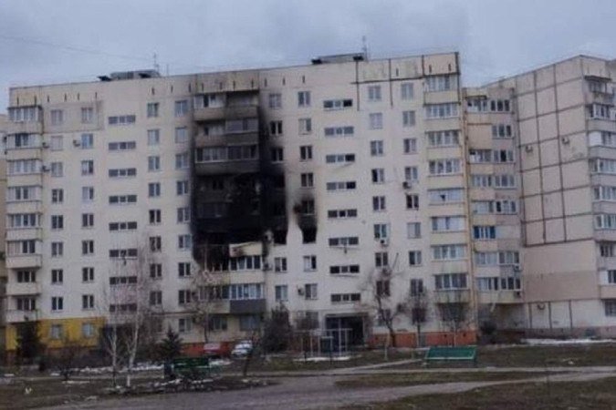 Danos de fogo de bombardeio de um bloco de apartamentos em Mariupol - 