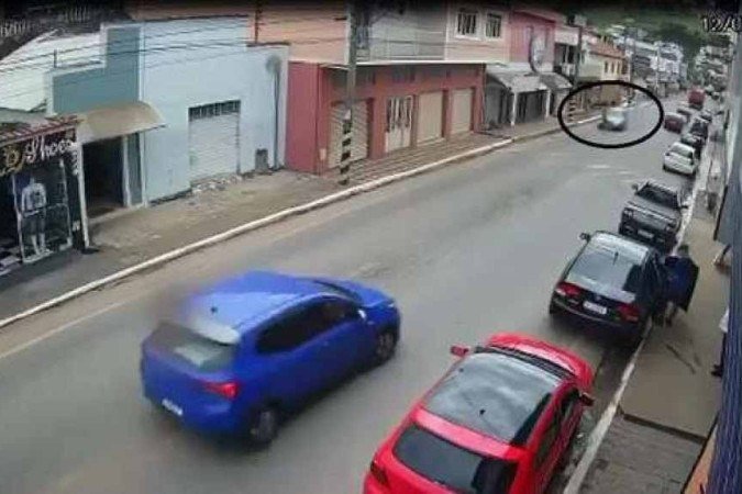 Adolescente é arremessada após ser atropelada em Ipuiúna - (crédito: Redes Sociais) Adolescente é arremessada após ser atropelada em Ipuiúna - (crédito: Redes Sociais)