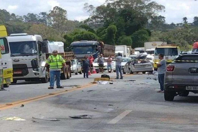 Além da PRF, do Samu e da equipe da 040, o Corpo de Bombeiros também estava trabalhando no local - (crédito: Redes Sociais/Divulgação) Além da PRF, do Samu e da equipe da 040, o Corpo de Bombeiros também estava trabalhando no local - (crédito: Redes Sociais/Divulgação)