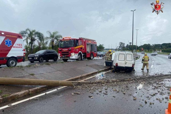 Motorista perde controle de carro e colide com poste na descida de via perto da Ponte Jk - (crédito: CBMDF/Divulgação) Motorista perde controle de carro e colide com poste na descida de via perto da Ponte Jk - (crédito: CBMDF/Divulgação)