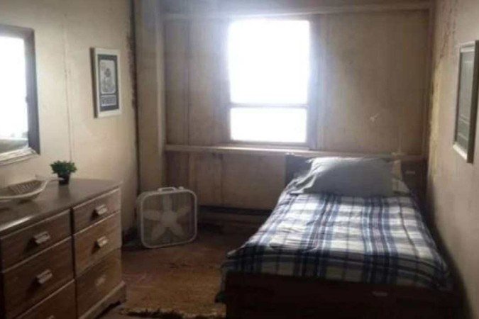 Um dos oito quartos do hotel