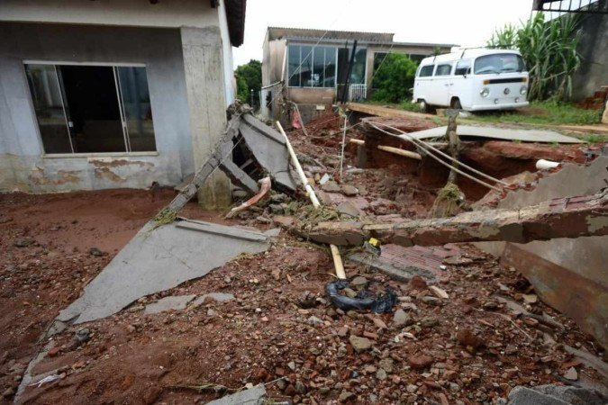 Muro de uma das casas atingidas pelas chuvas do fim de semana foi ao chão - (crédito: Marcelo Ferreira/CB/D.A Press) Muro de uma das casas atingidas pelas chuvas do fim de semana foi ao chão - (crédito: Marcelo Ferreira/CB/D.A Press)
