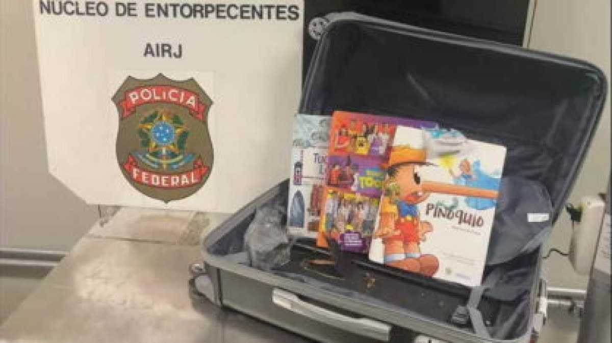 Mulher é presa tentando embarcar com 7 kg de cocaína em livros infantis no Galeão