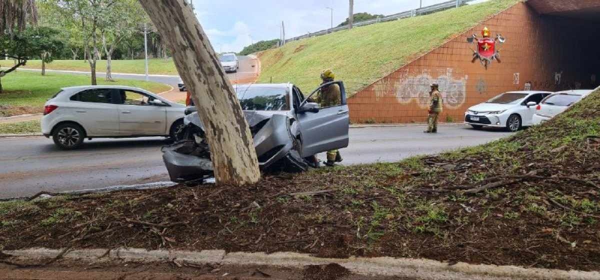 Vídeo: Cochilou ao volante e bateu o carro