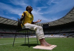 Formiga grava os pés na Calçada da Fama do Mineirão