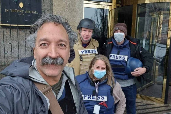 O cinegrafista Pierre Zakrzewski (E) em foto com colegas, no Hotel Intercontinental de Kiev