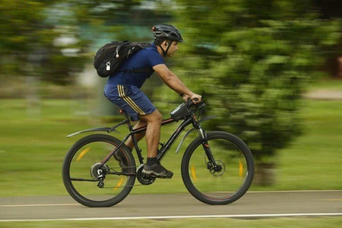 O ciclista caiu em uma boca de lobo em 2021, na Asa Norte - (crédito: Minervino Júnior/CB/D.A.Press) O ciclista caiu em uma boca de lobo em 2021, na Asa Norte - (crédito: Minervino Júnior/CB/D.A.Press)