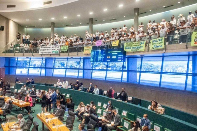 Ao texto original foi acrescentada uma emenda, do deputado Leandro Grass (PV), para incluir os aprovados no último concurso para o serviço na nova carreira - (crédito: CLDF/Divulgação) Ao texto original foi acrescentada uma emenda, do deputado Leandro Grass (PV), para incluir os aprovados no último concurso para o serviço na nova carreira - (crédito: CLDF/Divulgação)