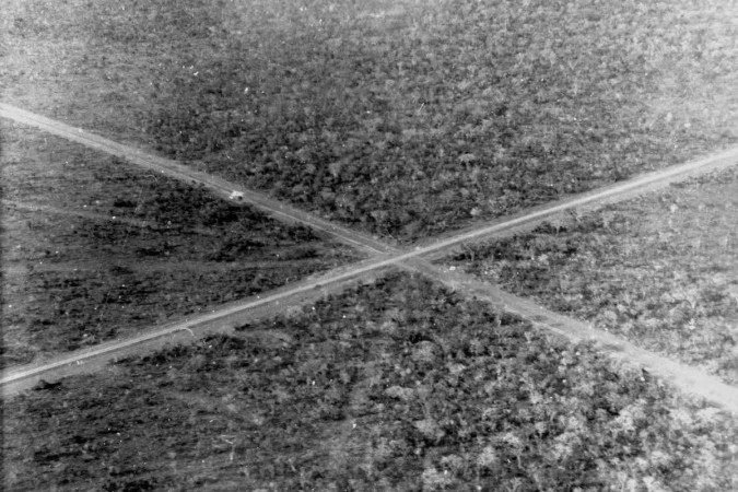  Imagens de Mário Fontenelle durante a construção de Brasília: o cruzamento dos Eixos e Rodoviária