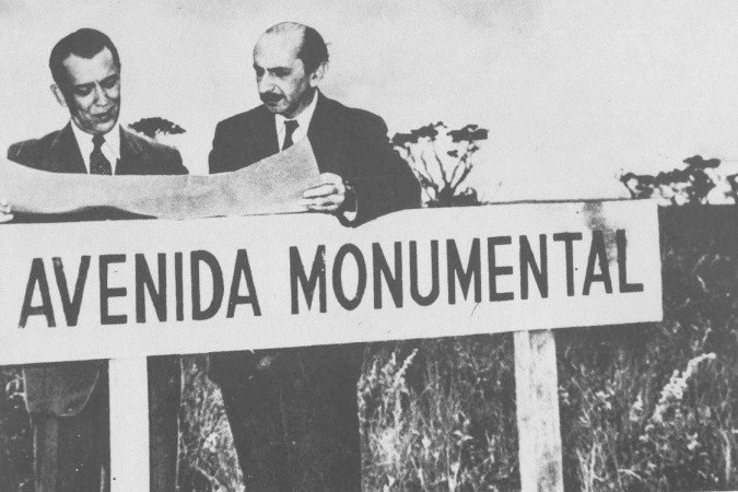 Fotografia do livro Registro de uma vivência, de Lucio Costa. Desenho do Plano Piloto 10 de março de 1957
