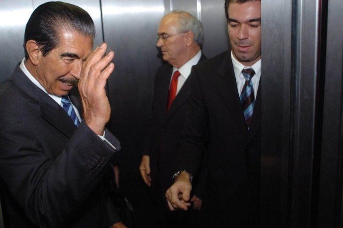 Presidente da Gol, Nenê Constantino, o advogado da Varig Roberto Teixeira e seu filho Nenê Constantino Júnior após encontro com o ex-presidente, Luiz Inácio Lula da Silva no Palácio do Planalto ainda em 28 de março de 2007 - (crédito: Cadu Gomes/CB/D.A Press) Presidente da Gol, Nenê Constantino, o advogado da Varig Roberto Teixeira e seu filho Nenê Constantino Júnior após encontro com o ex-presidente, Luiz Inácio Lula da Silva no Palácio do Planalto ainda em 28 de março de 2007 - (crédito: Cadu Gomes/CB/D.A Press)