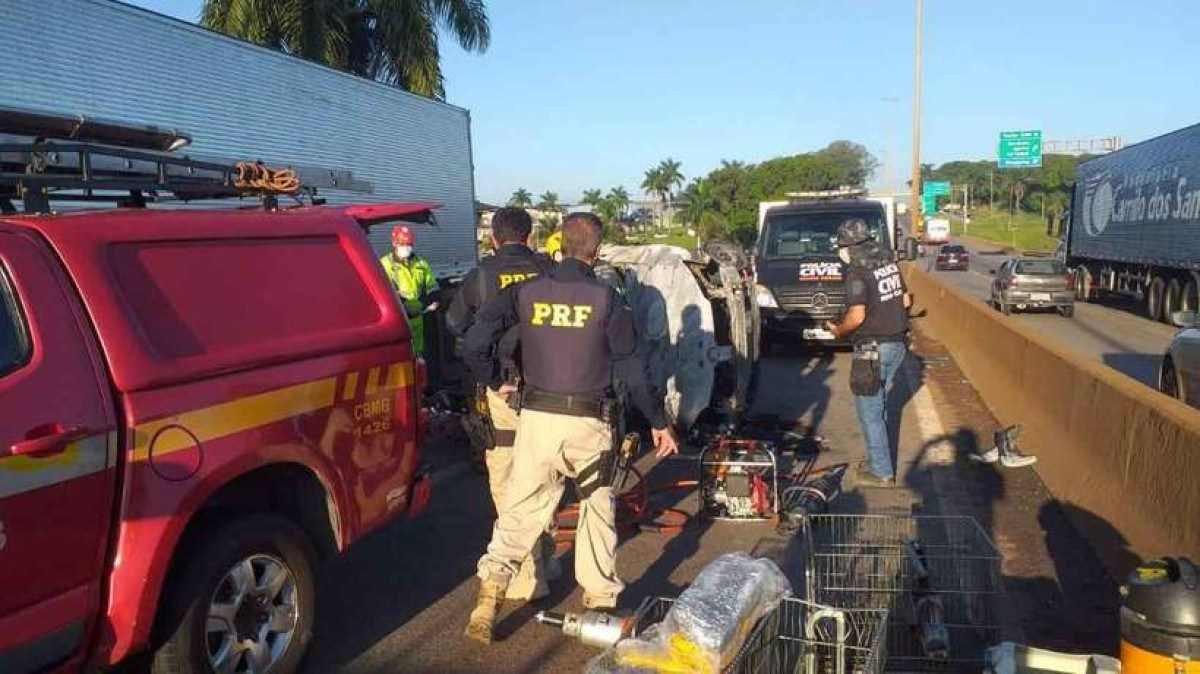 Carro capota, pega fogo e duas pessoas morrem