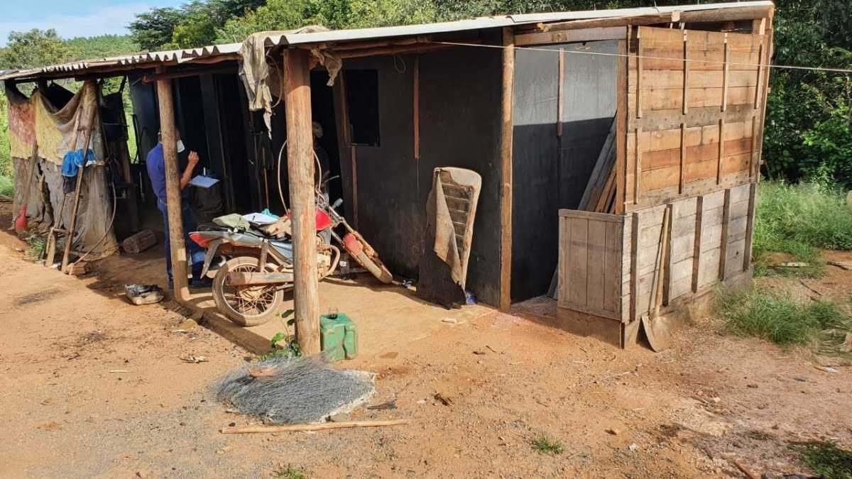 23 trabalhadores são resgatados em duas carvoarias em Cristalina