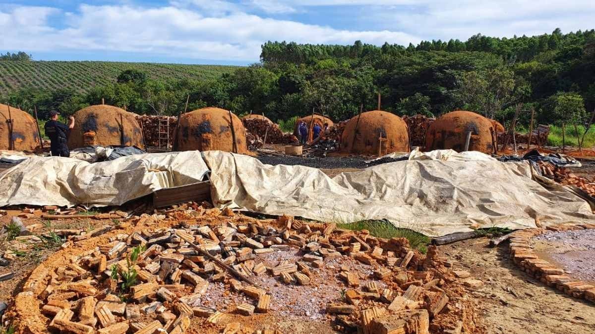 23 trabalhadores são resgatados em duas carvoarias em Cristalina