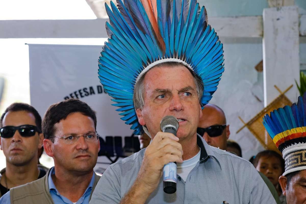 Medalha de mérito indígena entregue a Bolsonaro causa discórdia