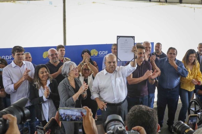 Ibaneis assinou a ordem de serviço para a construção do Cepi, na Estrutural, nesta qurta-feira (16/3) - (crédito: Renato Alves/Agência Brasília) Ibaneis assinou a ordem de serviço para a construção do Cepi, na Estrutural, nesta qurta-feira (16/3) - (crédito: Renato Alves/Agência Brasília)