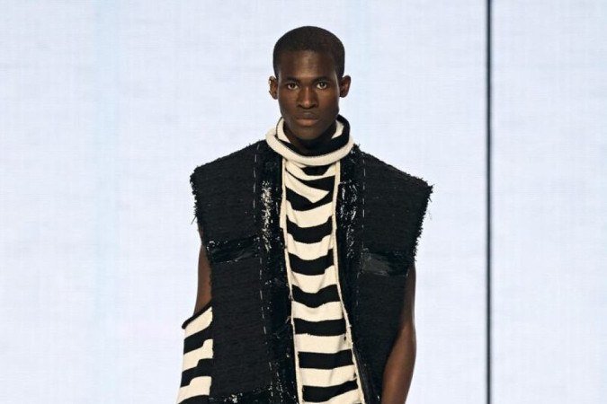 A calça trabalhada da Balmain lembra o efeito de plumas