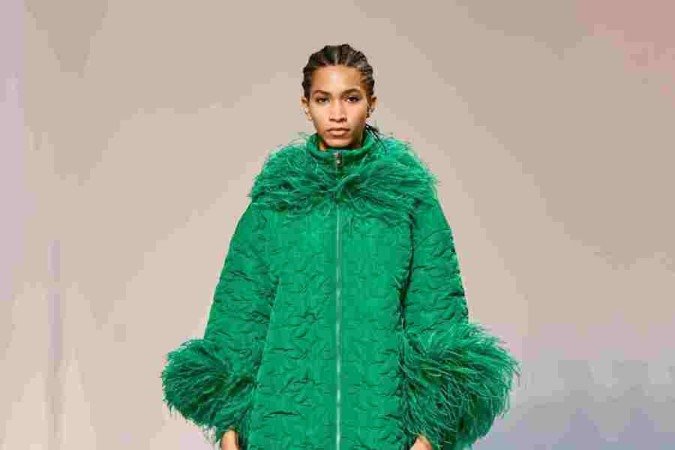 Propondo plumas em cores fortes para a temporada, Elie Saab apresentou esse casacão num verde intenso