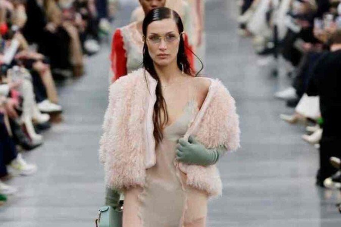 Pela Fendi, Bella Hadid desfilou em Milão com vestido transparente e, por cima, um casaco com plumas
