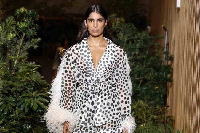 E que tal essa opção da PatBO? Com uma dose de tropicalidade, a grife brasileira, que está fazendo o maior sucesso lá fora, tem várias peças com plumas