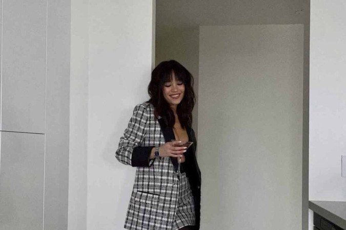 Para se inspirar! Olha como dá para conseguir um resultado alinhado com as plumas no sapato. Além disso, a botinha está em alta