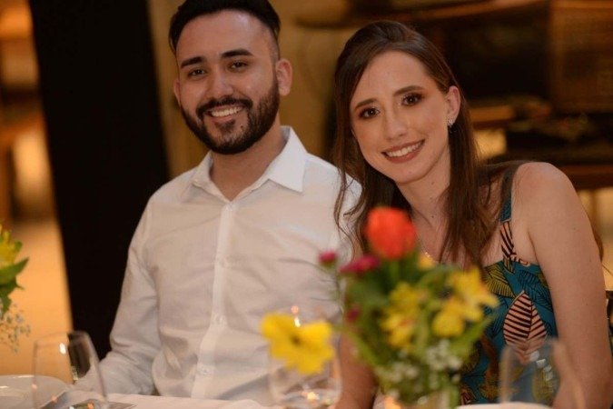Leonardo Gomes e a esposa Larissa Schrammel: mudan&ccedil;a de profiss&atilde;o e casamento durante a pandemia