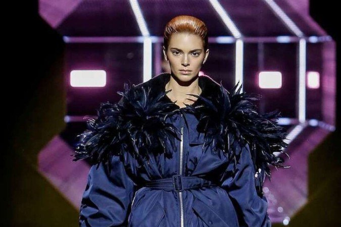 Kendall Jenner desfilou pela Prada com jaqueta cheia de penas nos ombros