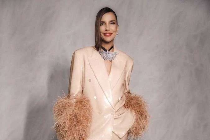 Ivete Sangalo escolheu um conjunto nude rosado com plumas volumosas nos punhos para apresentar o reality The Masked Singer
