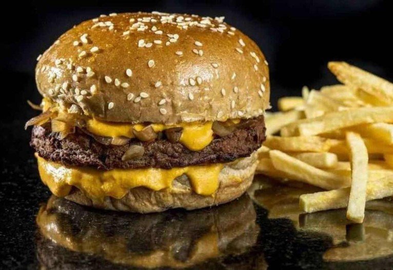 Outra opção vegana do festival será o Hambúrguer de shiitake com molho cheddar e cebolas marinadas no shoyo