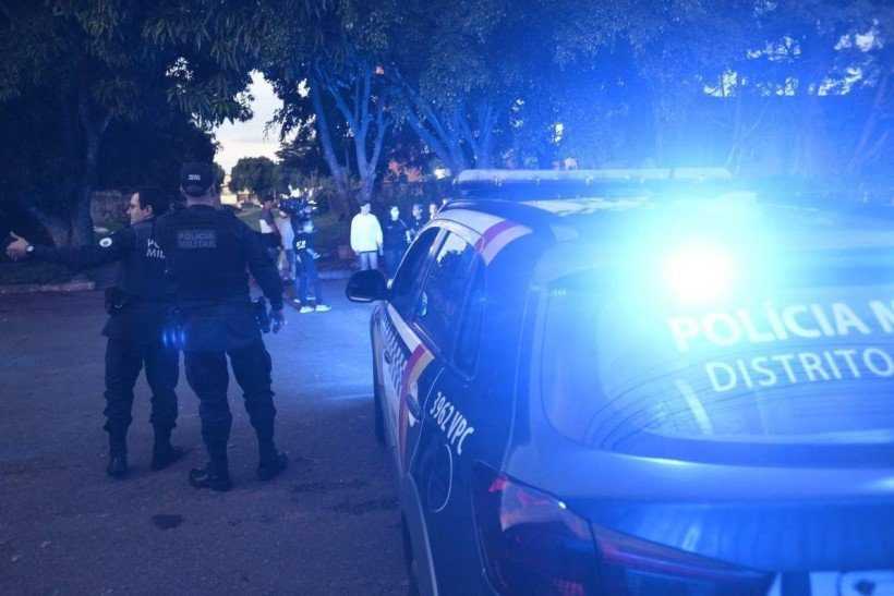 Viatura da Polícia Militar no local do crime de latrocínio, ocorrido na QNN 37, em Ceilândia Norte