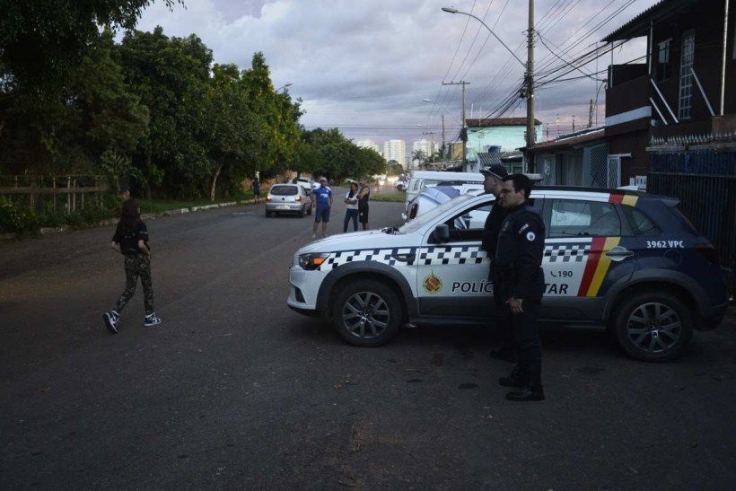 Policiais militares na QNN 37, em Ceilândia Norte, onde ocorreu latrocínio nesta tarde de 16 de maço