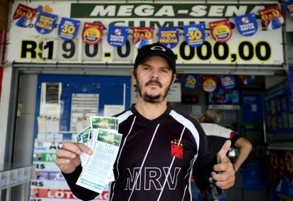 Marcos Alves encontrou um jogo no chão e resolveu aproveitar a hora do almoço para apostar -  (crédito:  Marcelo Ferreira/CB/D.A Press)