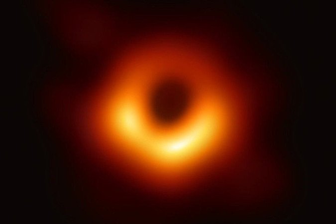 Os buracos negros se formam quando estrelas massivas ficam sem combustível e implodem - (crédito: EHT) Os buracos negros se formam quando estrelas massivas ficam sem combustível e implodem - (crédito: EHT)