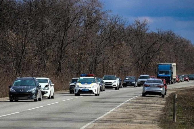 Comboio de carros com pessoas que fogem de Mariupol chega na cidade de Zaporizhzhia - (crédito: Reuters) Comboio de carros com pessoas que fogem de Mariupol chega na cidade de Zaporizhzhia - (crédito: Reuters)