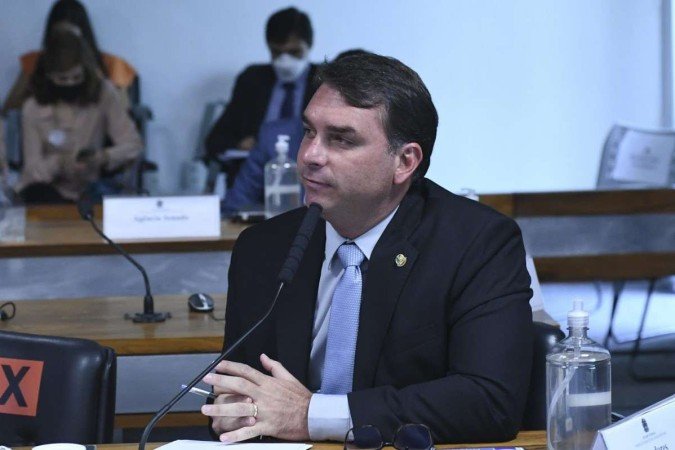 Na gravação feita pela Polícia Civil do RJ, a viúva de Adriano de Nóbrega afirma que Flávio Bolsonaro empregou por 11 anos a ex-mulher de Adriano, como funcionária fantasma - (crédito: Geraldo Magela/Agência Senado) Na gravação feita pela Polícia Civil do RJ, a viúva de Adriano de Nóbrega afirma que Flávio Bolsonaro empregou por 11 anos a ex-mulher de Adriano, como funcionária fantasma - (crédito: Geraldo Magela/Agência Senado)