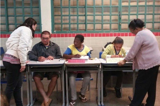 Alfabetizadoras auxiliam os alunos em uma turma de 2017, no CEF 30 da Ceilândia 