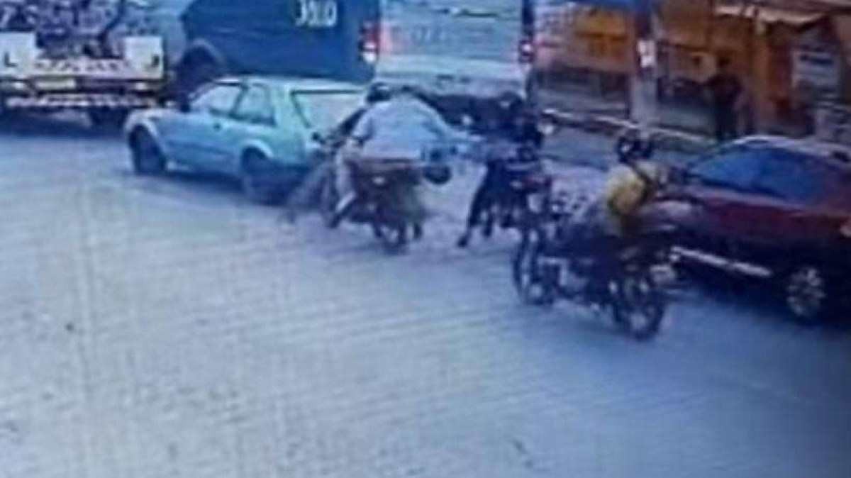  Motociclista impede assalto jogando moto em bandidos; veja 