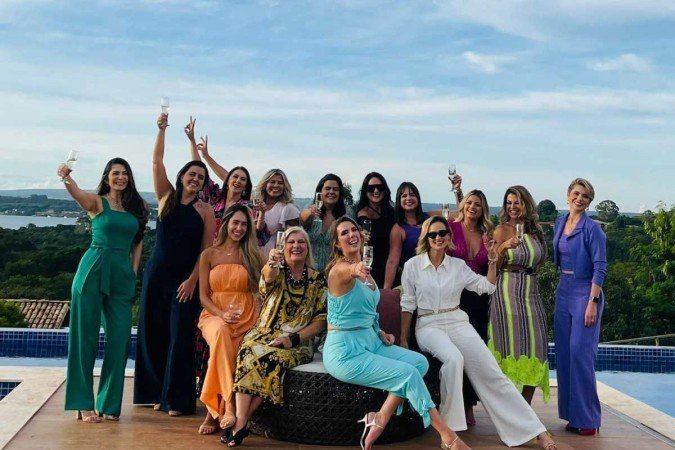 O brinde do grupo diante da paisagem do Lago Sul