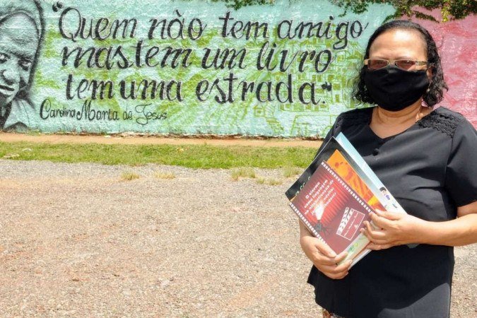  11/11/20120. Credito: Marcelo Ferreira/CB/D.A Press. Brasil. Brasília - DF. Vias perigosas no DF.  Especial Consciencia Negra. Maria Madalena Torres, professora aposentada da Secretaria de Educacao do Distrito Federal, dedicou a vida a alfabetizacao de jovens e adultos e fundou o CEPAFRE Centro de Alfabetizacao Paulo Freire.
      Caption 