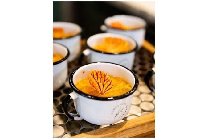 Pudim de chia com leite de coco, especiarias e geleia de laranja, da Comedoria Sazonal 