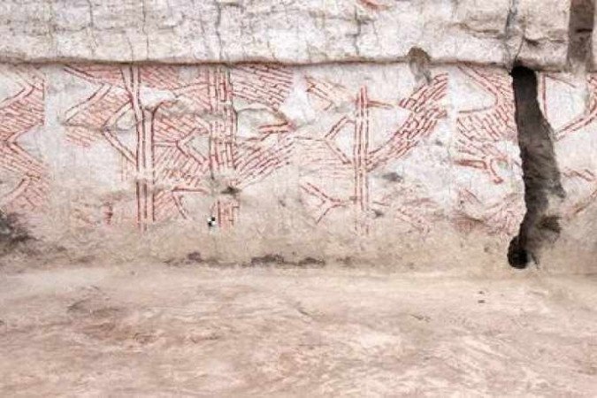 Pinturas geométricas na parede de um dos túmulos: sítio arqueológico, na Turquia, é um dos mais ricos do Oriente Próximo