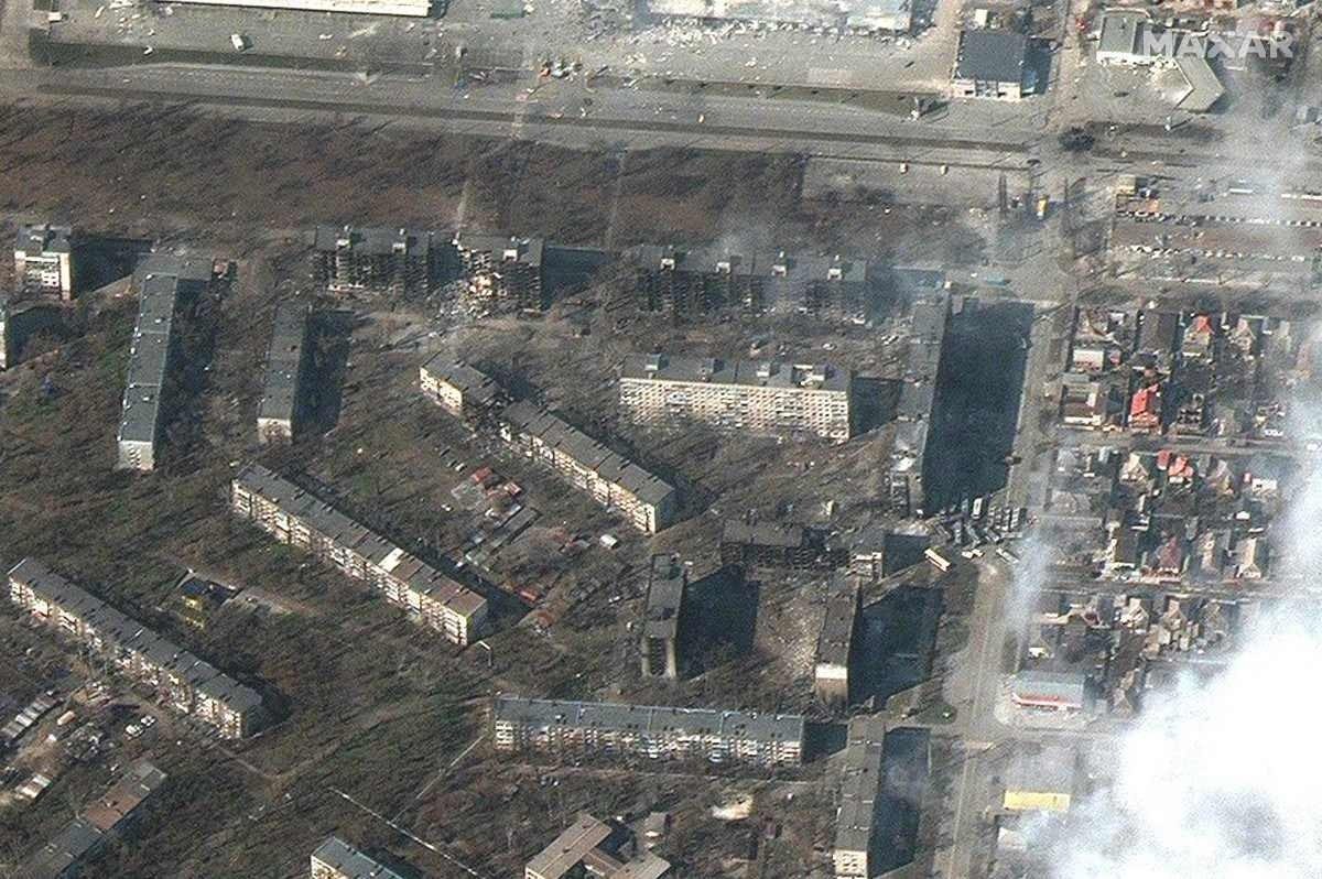  This handout picture taken and released by Maxar satelitte image on March 18, 2022 shows burning and heavily damaged apartment buildings and stores in Mariupol, southeastern of Ukraine.  XGTY / RESTRICTED TO EDITORIAL USE - MANDATORY CREDIT "AFP PHOTO / Satellite image ©2022 Maxar Technologies " - NO MARKETING - NO ADVERTISING CAMPAIGNS - DISTRIBUTED AS A SERVICE TO CLIENTS - THE WATERMARK MAY NOT BE REMOVED/CROPPED (Photo by AFP) /  XGTY / RESTRICTED TO EDITORIAL USE - MANDATORY CREDIT "AFP PHOTO / Satellite image ©2022 Maxar Technologies " - NO MARKETING - NO ADVERTISING CAMPAIGNS - DISTRIBUTED AS A SERVICE TO CLIENTS - THE WATERMARK MAY NOT BE REMOVED/CROPPED
      