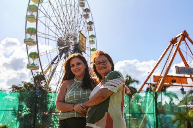  Ao lado da mãe, Maria Angela Neves, a professora Ana Karla Neves conta que se sente feliz quando está com a família