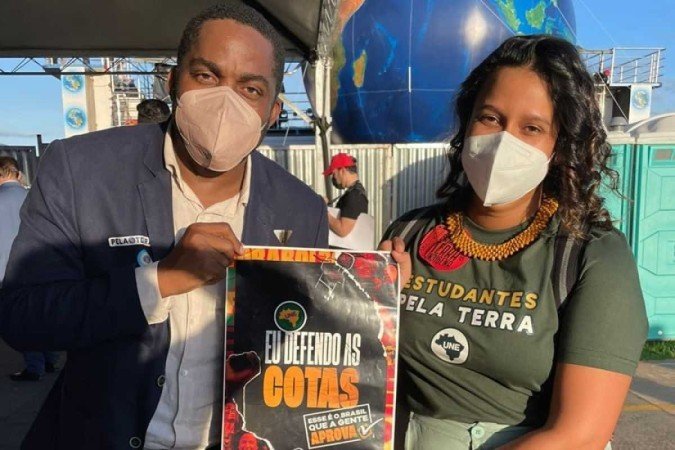 L&aacute;zaro Ramos e a presidente  da UNE, Bruna Brelaz