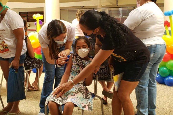 Acompanhada da mãe, Maria Luiza comentou que não sentiu nenhum efeito colateral depois da vacina - (crédito: Júlia Eleutério/CB) Acompanhada da mãe, Maria Luiza comentou que não sentiu nenhum efeito colateral depois da vacina - (crédito: Júlia Eleutério/CB)